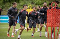 开云体育下载-土耳其球队备战对决捷克，力争三分