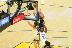 开云APP-猛龙完胜湖人，约基奇关键制胜