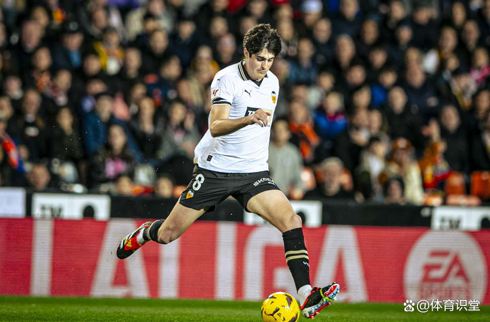 包含AC米兰签下西班牙球员，官方宣布的词条