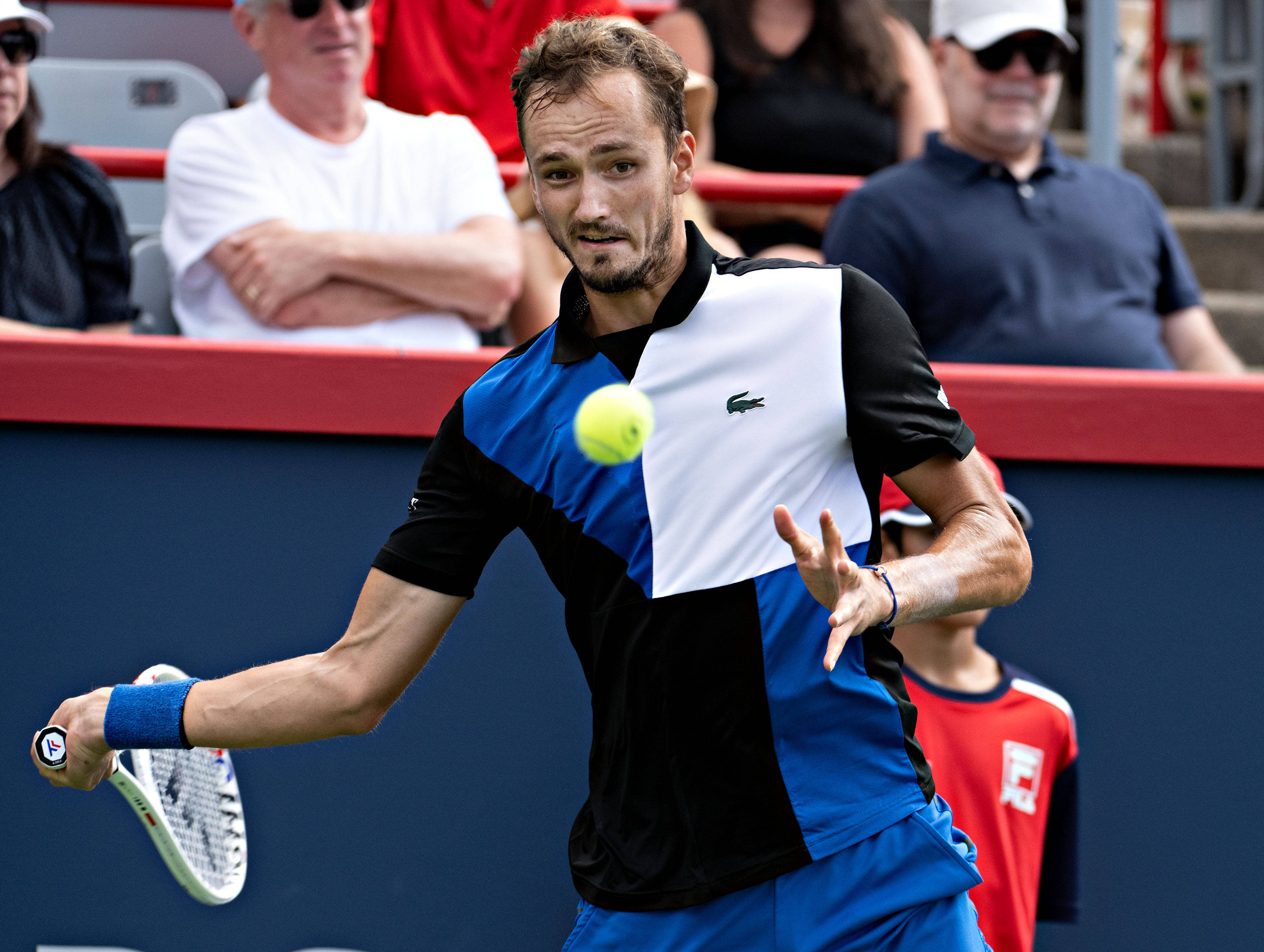 包含英国网球队险胜德国网球队，克耶高斯统治全场的词条