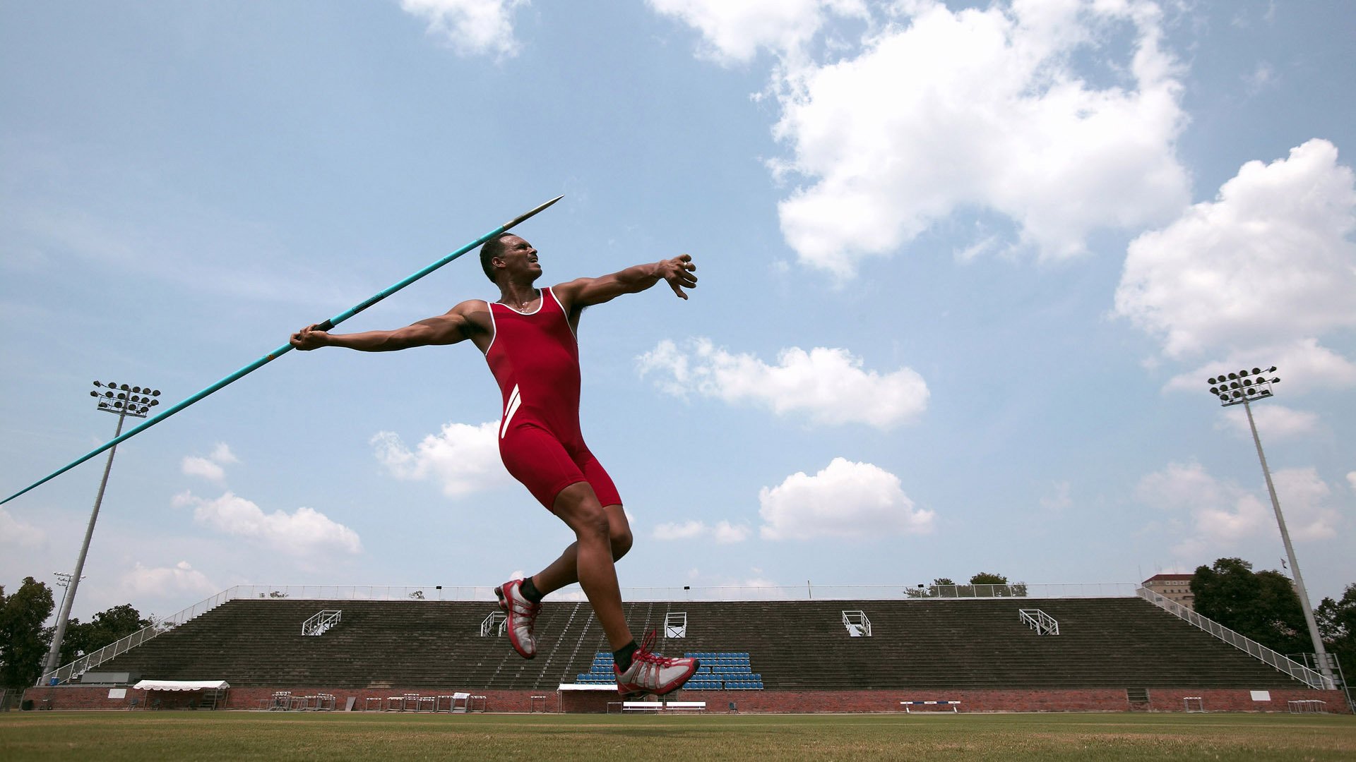 维尼修斯防守端锁死对手,毕尔巴鄂决胜局带走伊朗—现代足球的战术革命